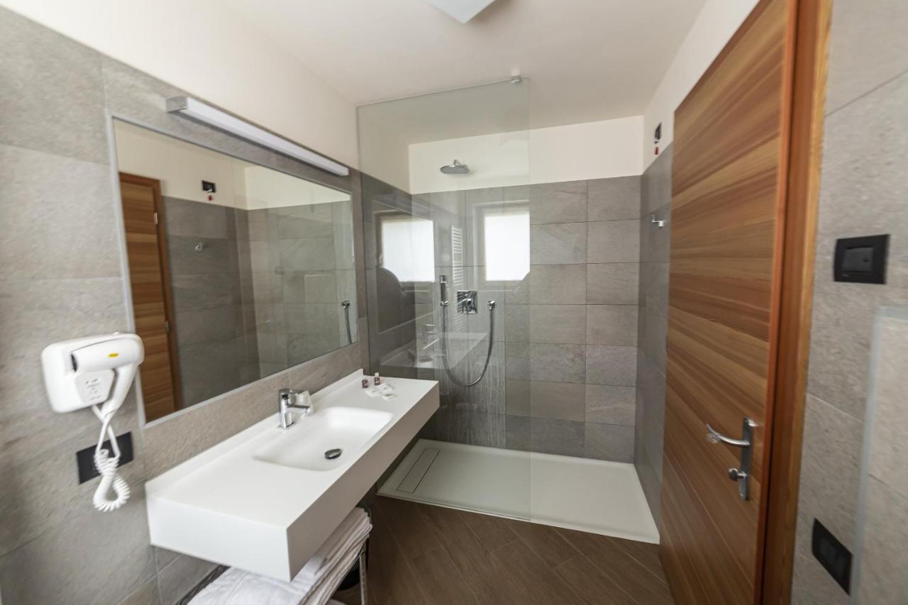 Hotel Garni Paradisi - Wellness & Spa Mezzano Exterior photo