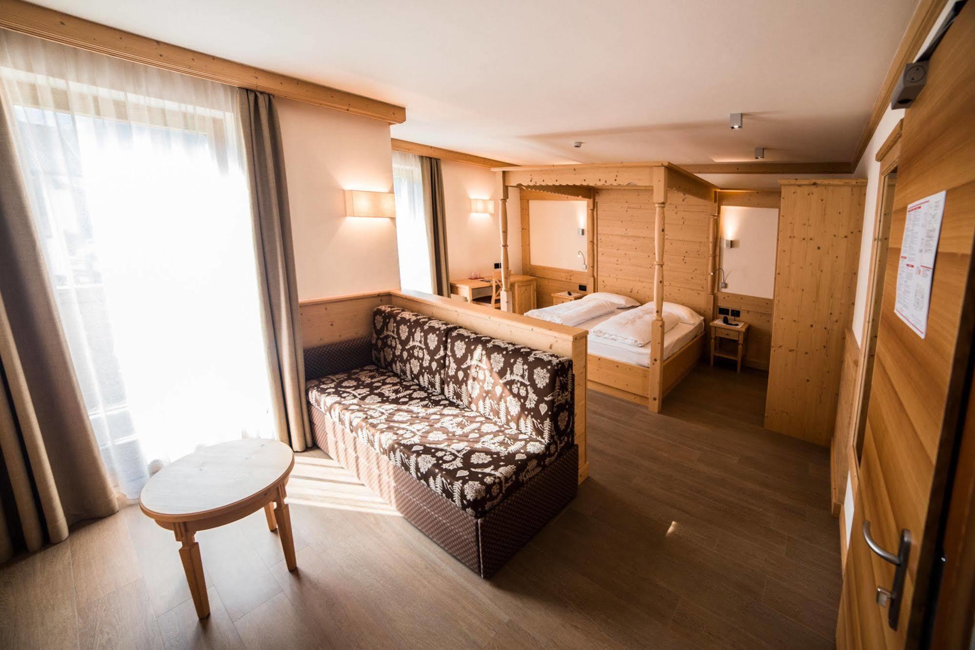 Hotel Garni Paradisi - Wellness & Spa Mezzano Exterior photo