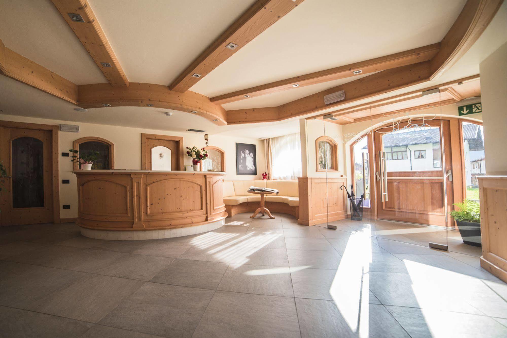 Hotel Garni Paradisi - Wellness & Spa Mezzano Exterior photo
